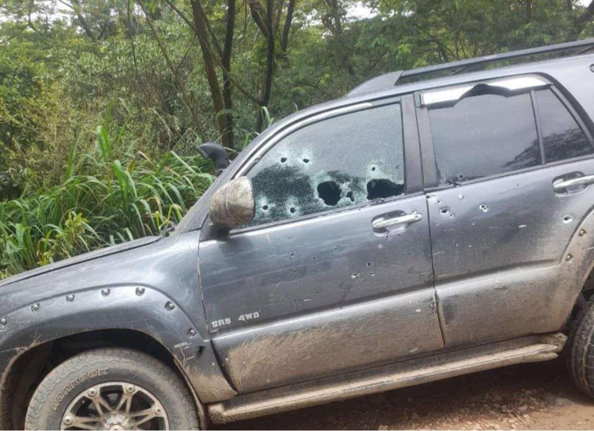 El carro con placas guatemaltecas en el que iban las víctimas resultó con varias perforaciones de bala.