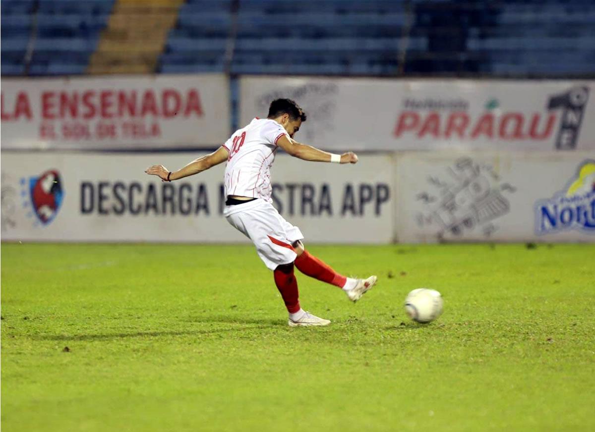 Marcelo Canales no supo aprovechar el penal y falló el empate del Vida.