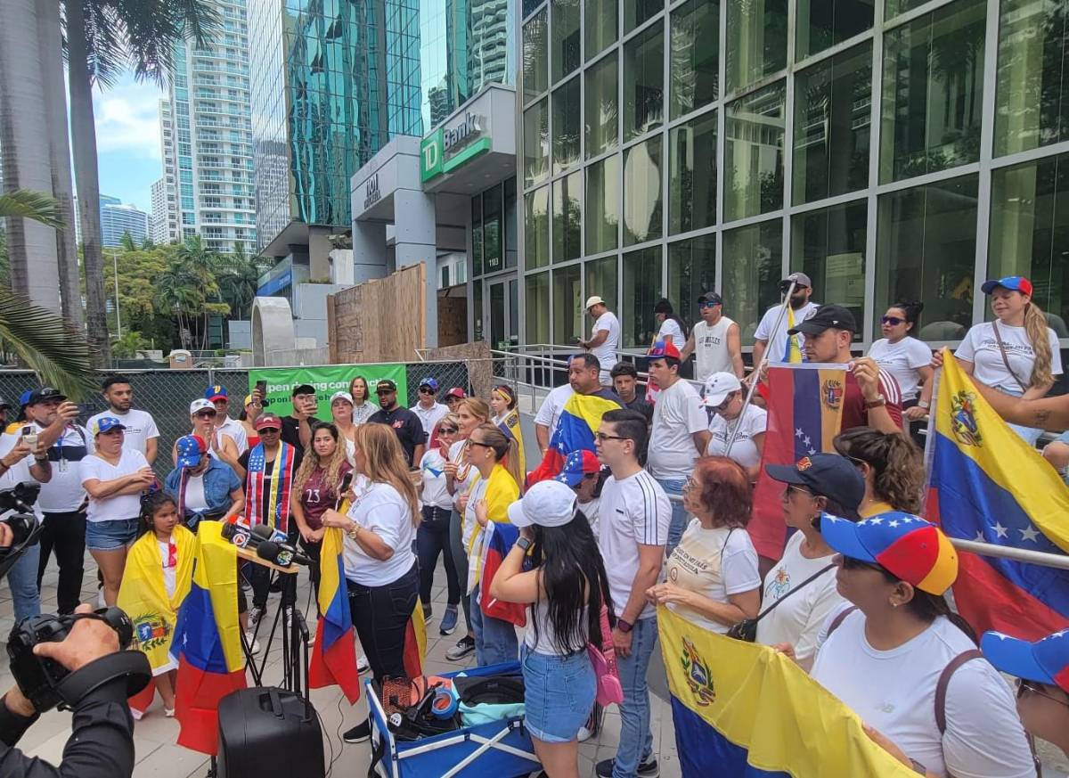 Decenas de venezolanos protestan en Miami por no poder votar en elecciones