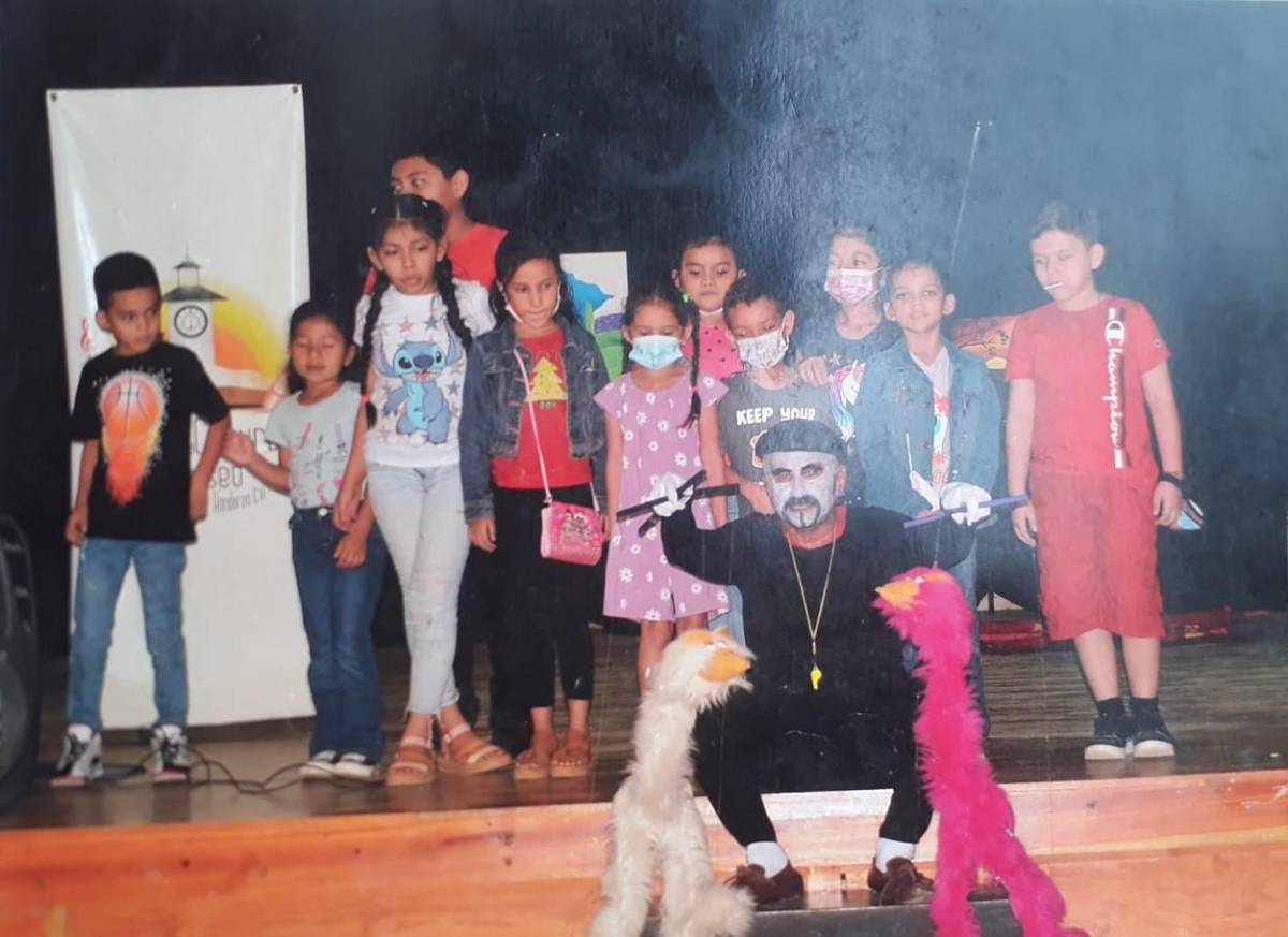 El profesor Allan René Flamenco Jerezano (mimo) coordina el Centro Interactivo Guajiquiro.