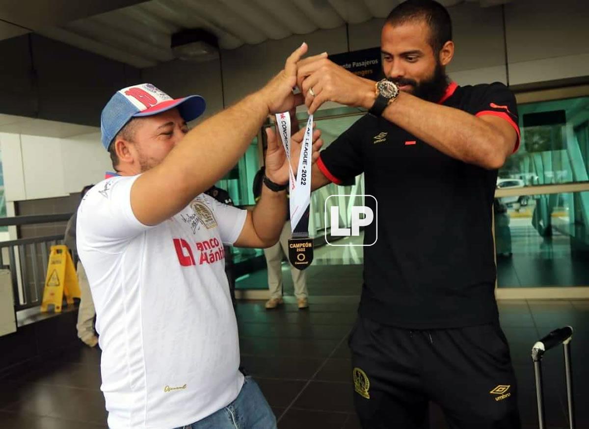Edrick Menjívar se quitó su medalla para prestársela a un aficionado olimpistas en el aeropuerto de Costa Rica.