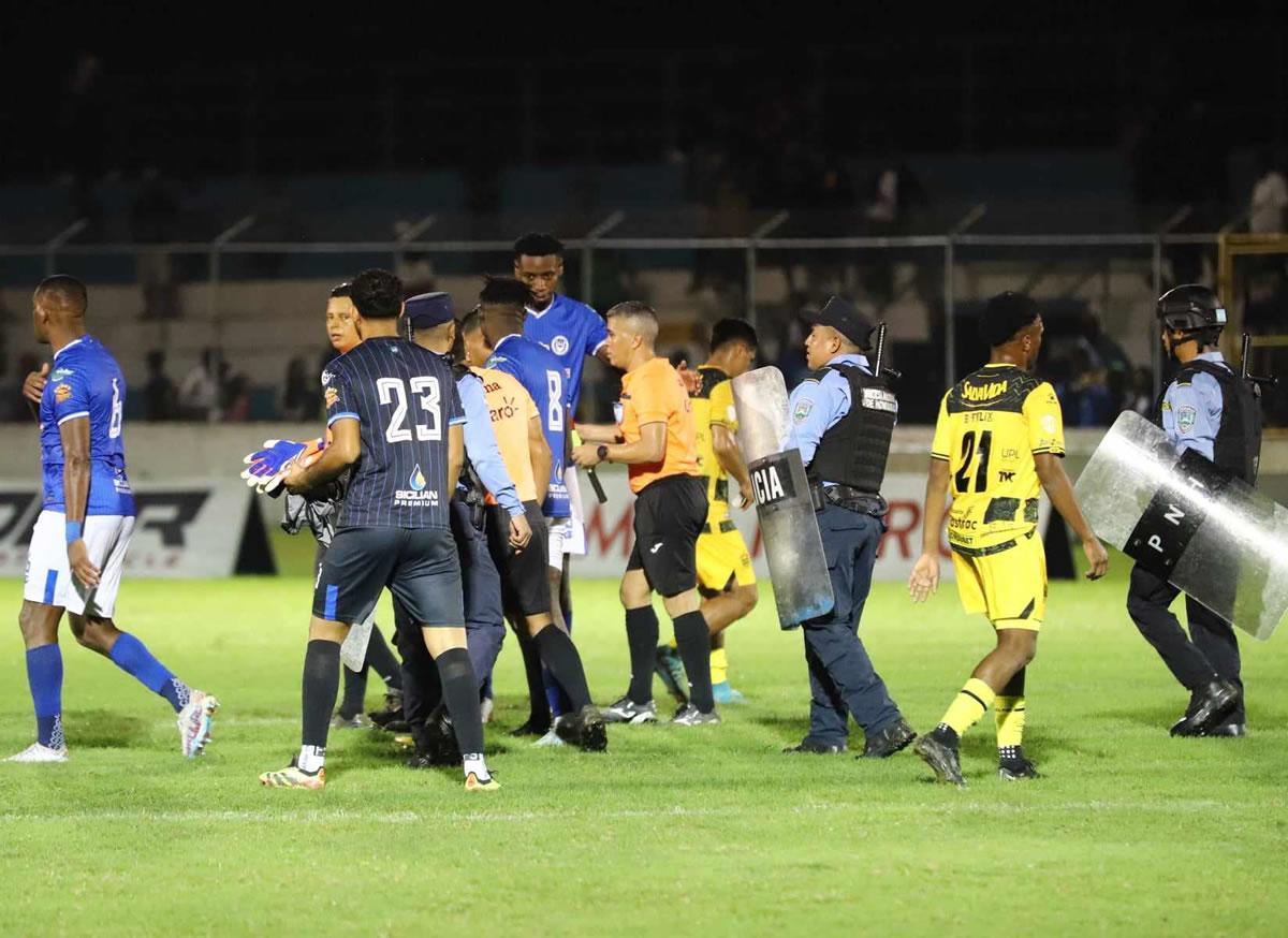 Al final del partido, jugadores del Victoria le reclamaron al árbitro por una de las últimas jugadas en la que pedían penal y la Policía Nacional tuvo que intervenir para evitar que la situación pasara a más.