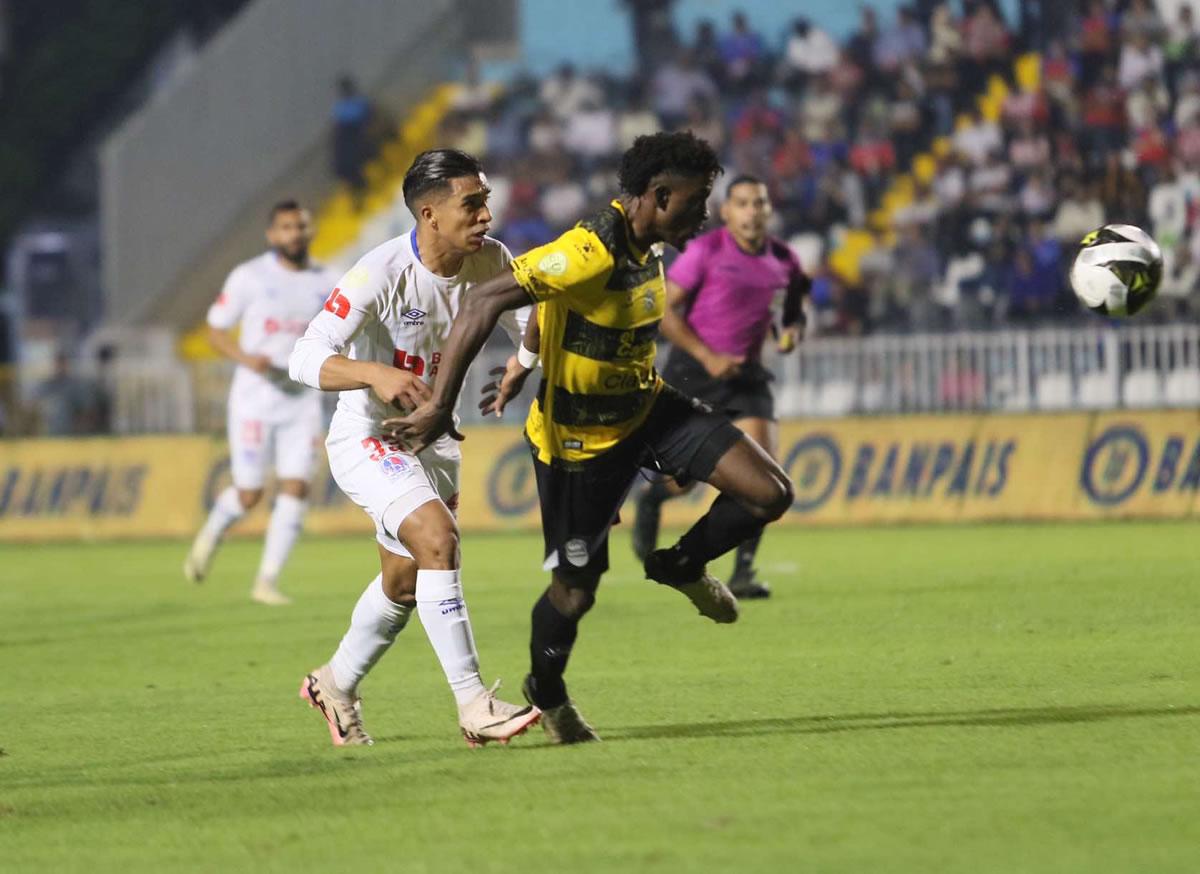 Michaell Chirinos y Franklin Flores disputando el balón en el Clásico.
