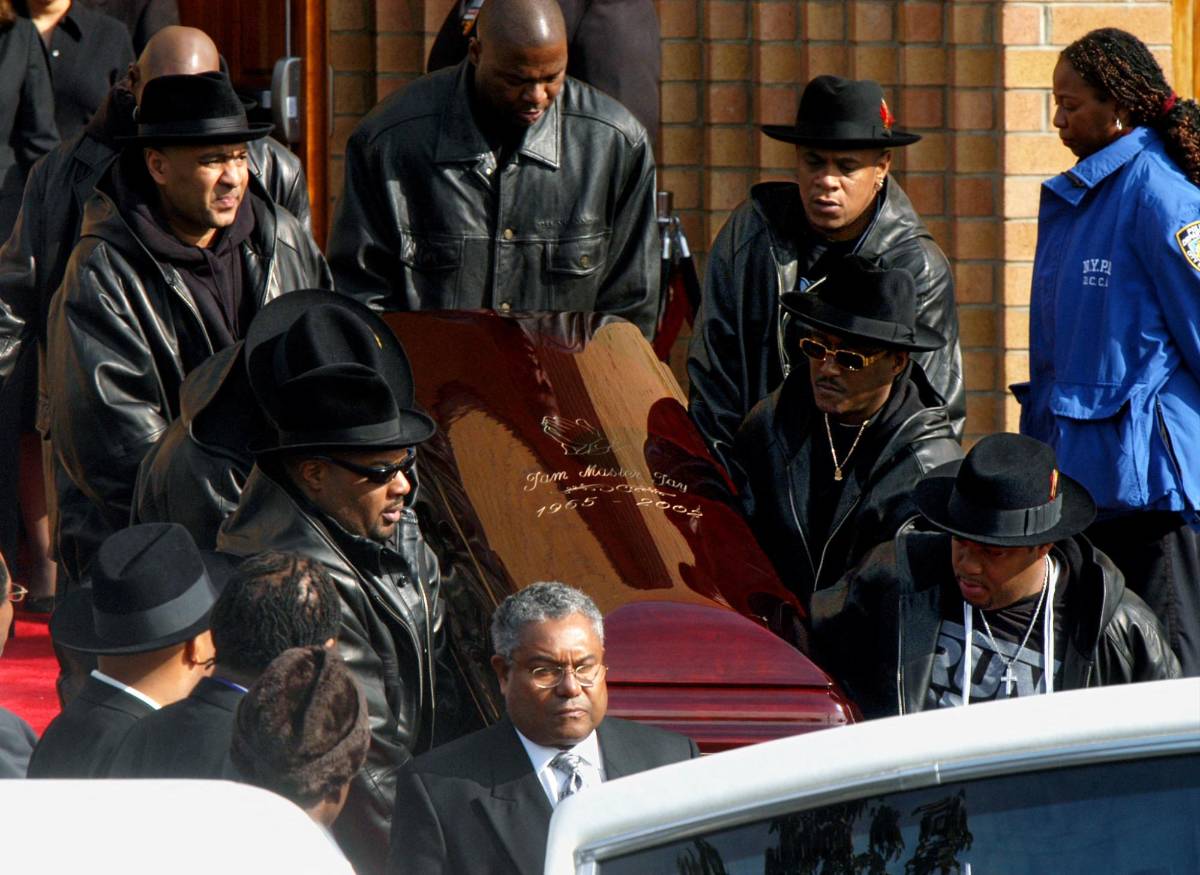 Foto de archivo del ataúd de Jam Master Jay de Run DMC, su féretro fue sacado de la Catedral Allen A.M.E después de su funeral el 5 de noviembre de 2002. Mizell recibió un disparo el 30 de octubre de 2002 en Nueva York. La selección del jurado comenzará el 22 de enero de 2024 en el juicio por el asesinato de Jam Master Jay, que fue asesinado en su estudio de Queens hace dos décadas.