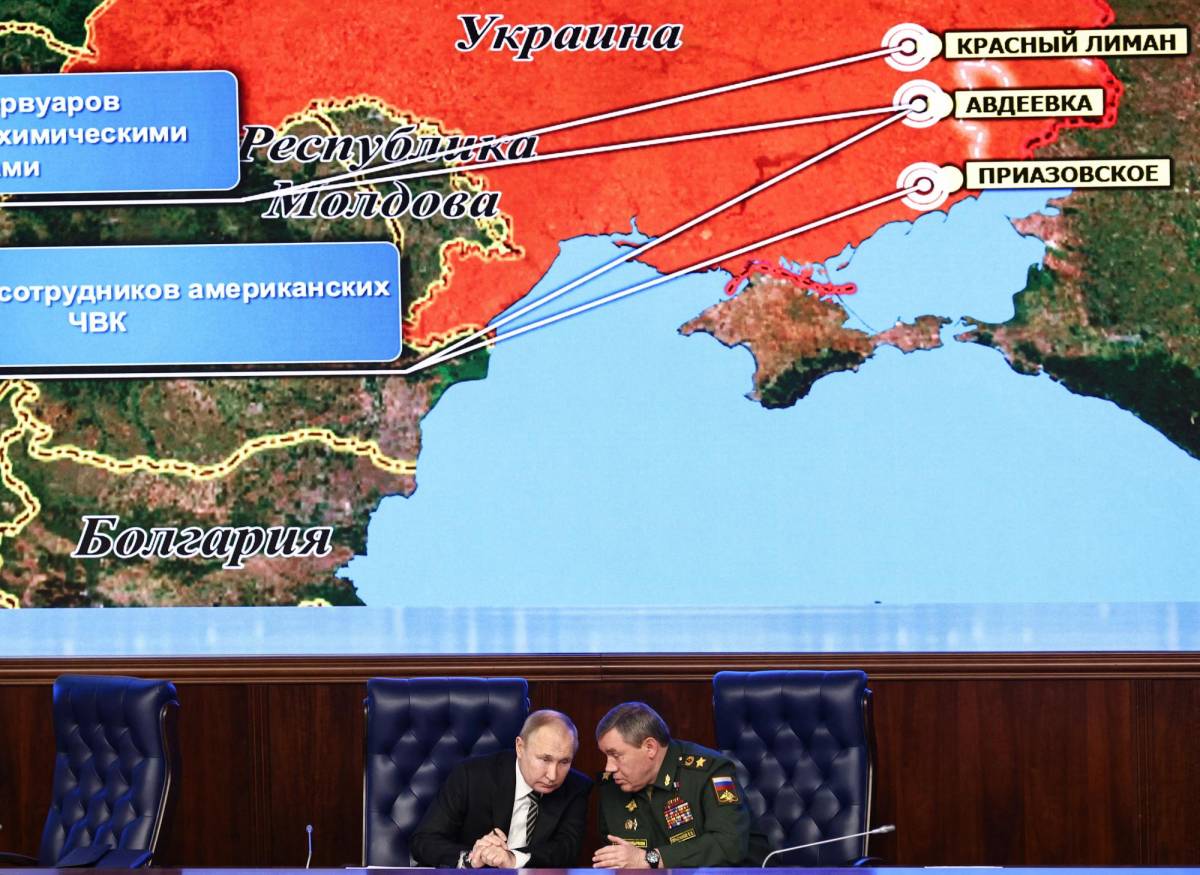 Putin junto al General ruso Valery Gerasimov escalan provocaciones con un mapa gigantesco de Ucrania.