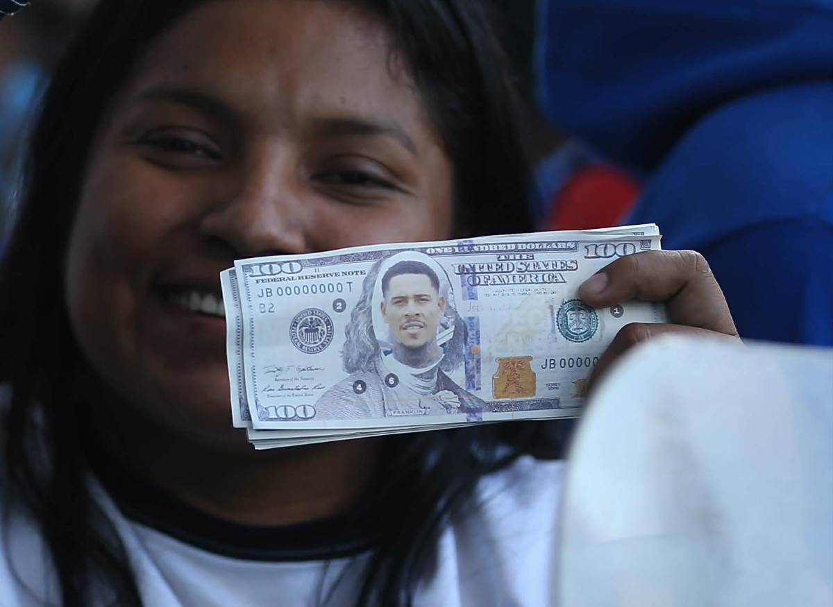 Bellezas, burla a Marathón, lanzan billetes a Henry Figueroa y él reacciona
