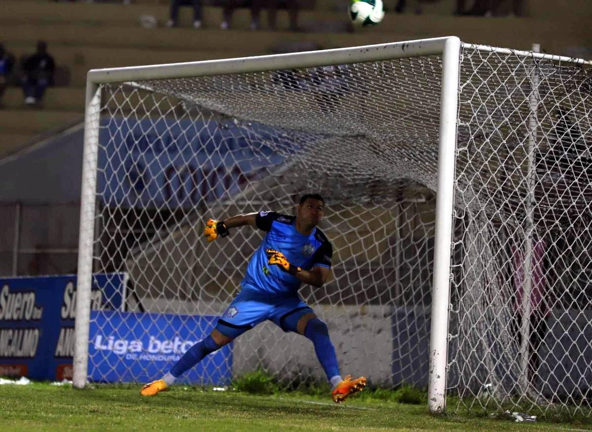 Harold Fonseca ve pasar el balón tras un tiro libre de Marcelo Canales que casi acaba en un golazo, se fue a un lado.