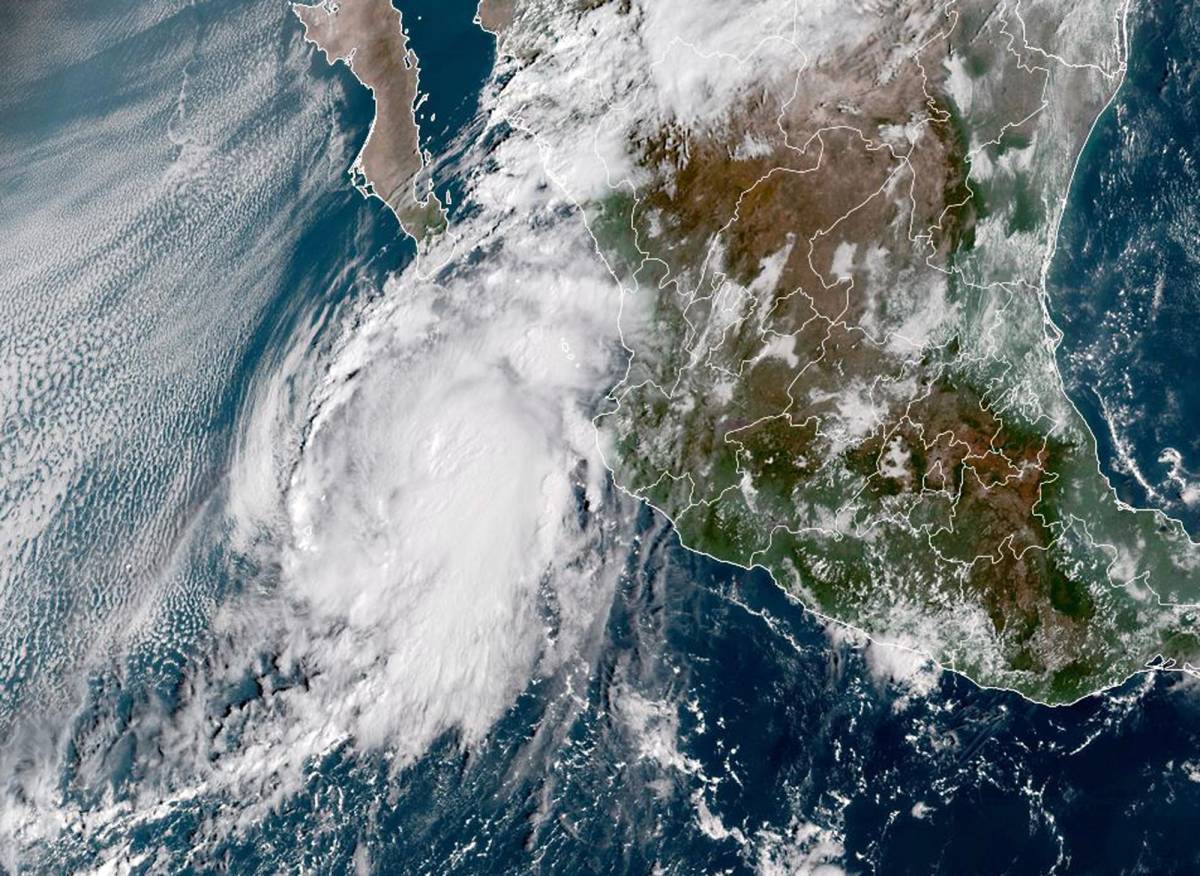 Huracán Pamela toca tierra en la costa Pacífico de México