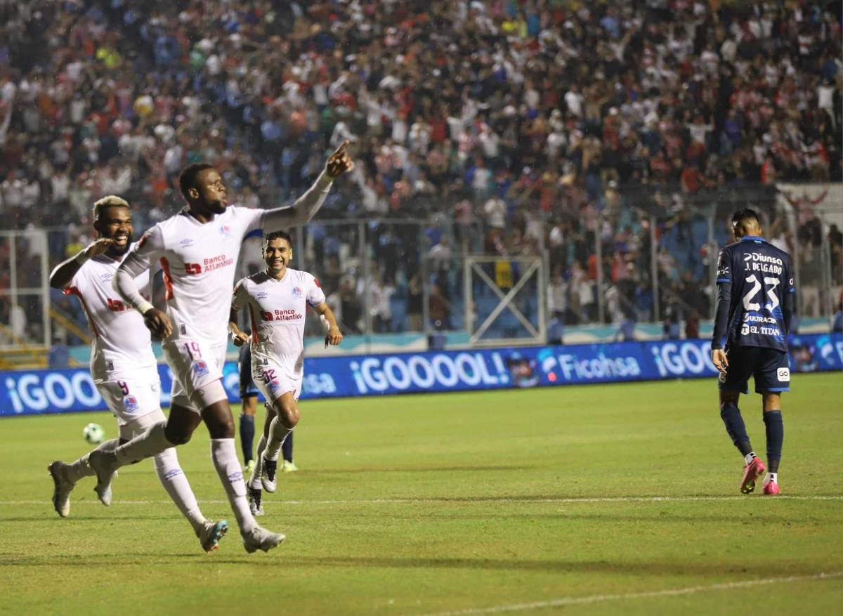 El festejo de Yustin Arboleda en el primero de los clásicos que anotó.