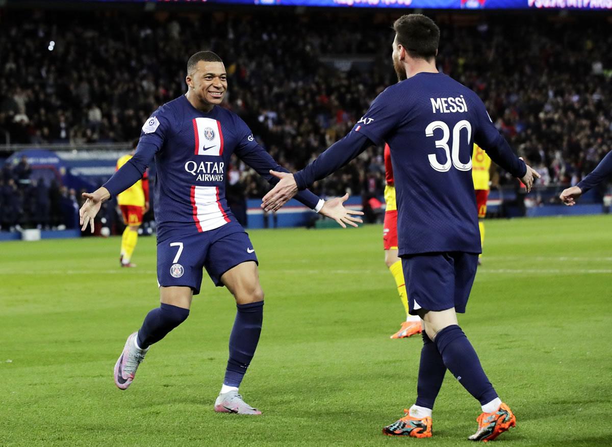 Mbappé y Messi celebrando el tercer gol del PSG ante el Lens.