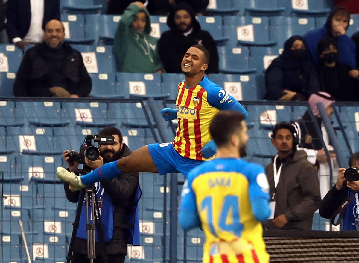 El brasileño Samuel Lino festejando el empate del Valencia.