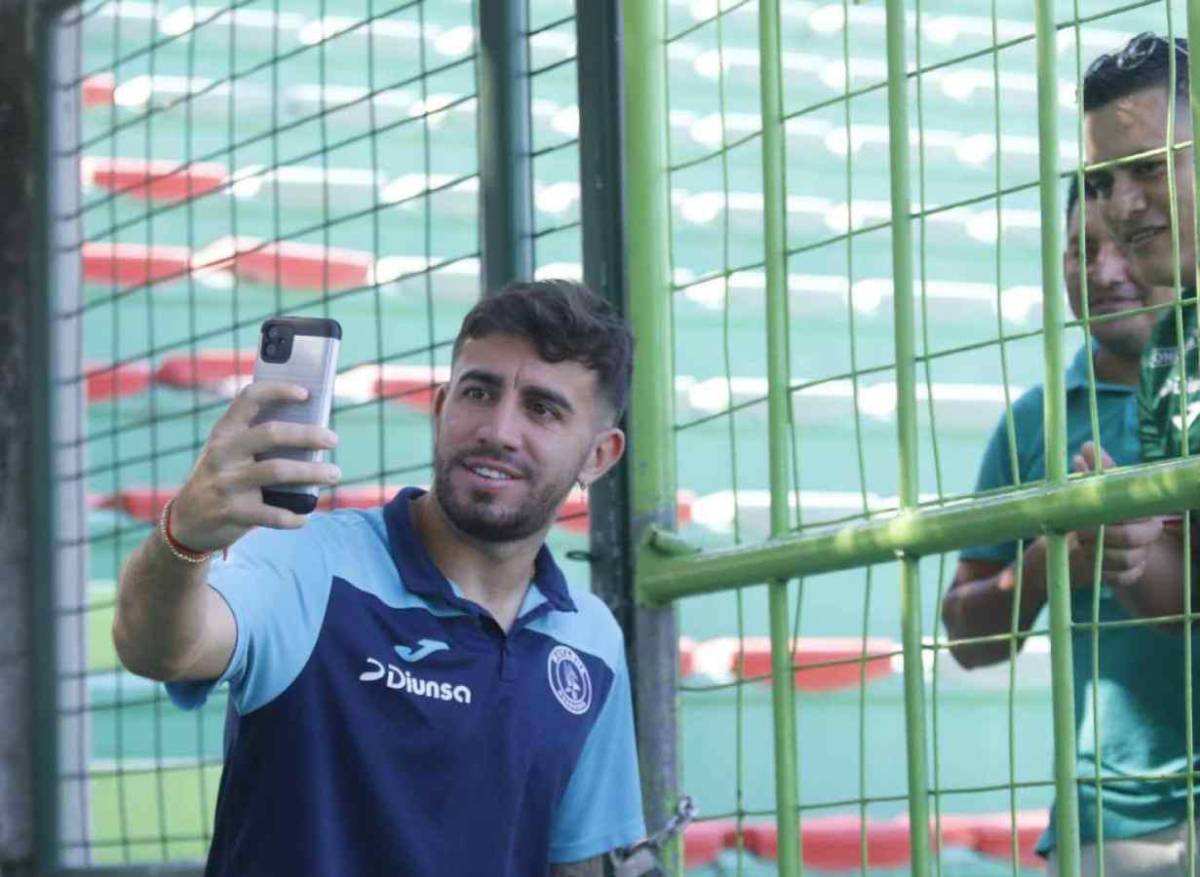 Agustín Auzmendi se tomó una selfie con aficionados del Marathón. Lindo gesto del argentino.
