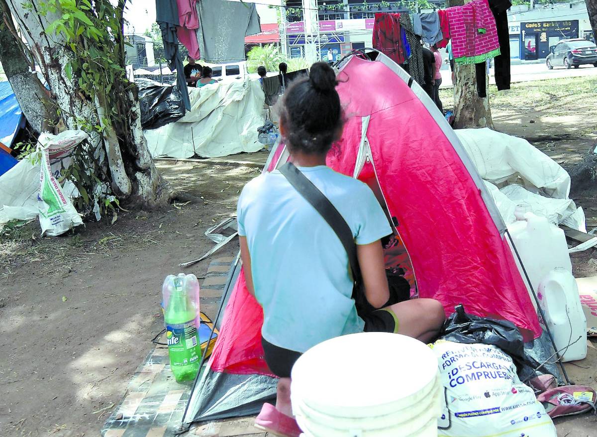 ¿Dónde duermen? La cruda realidad de migrantes que atraviesan Honduras