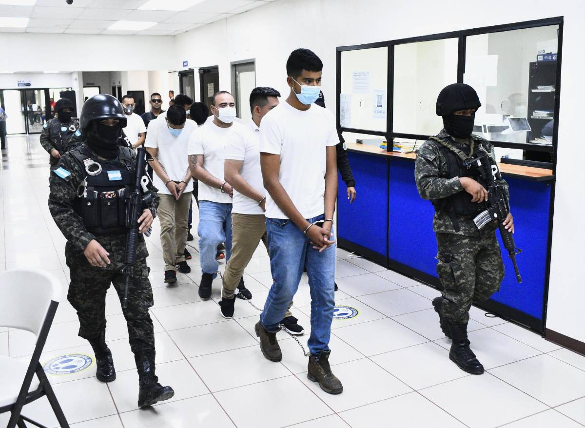 Corte ordena que policías deben seguir presos por robo a comerciante