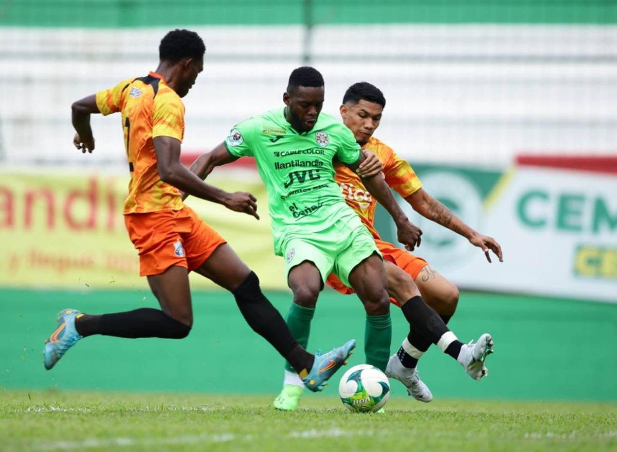 Clayvin Zúniga fue titular e hizo dupla en el ataque con Kilmar Peña.