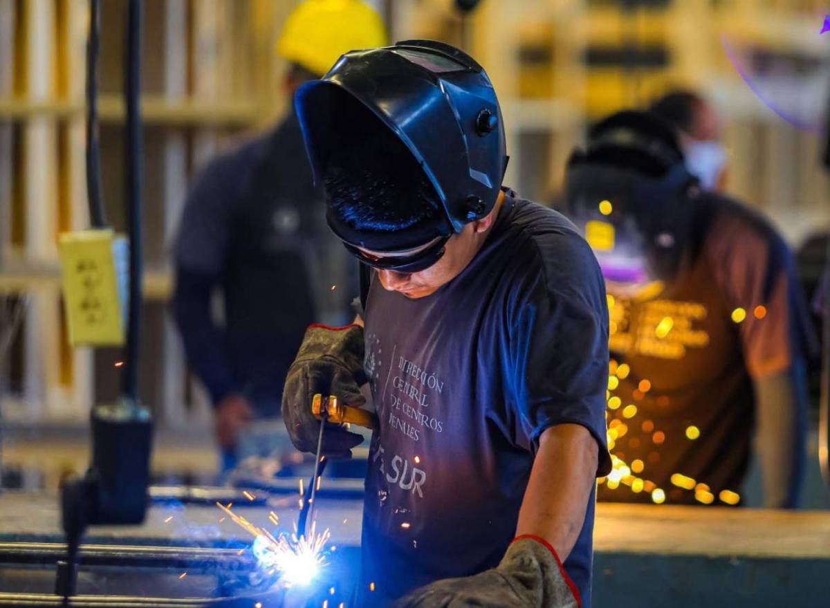 Bukele lanza plan 'Dos escuelas por día', inaugurando primeros edificios