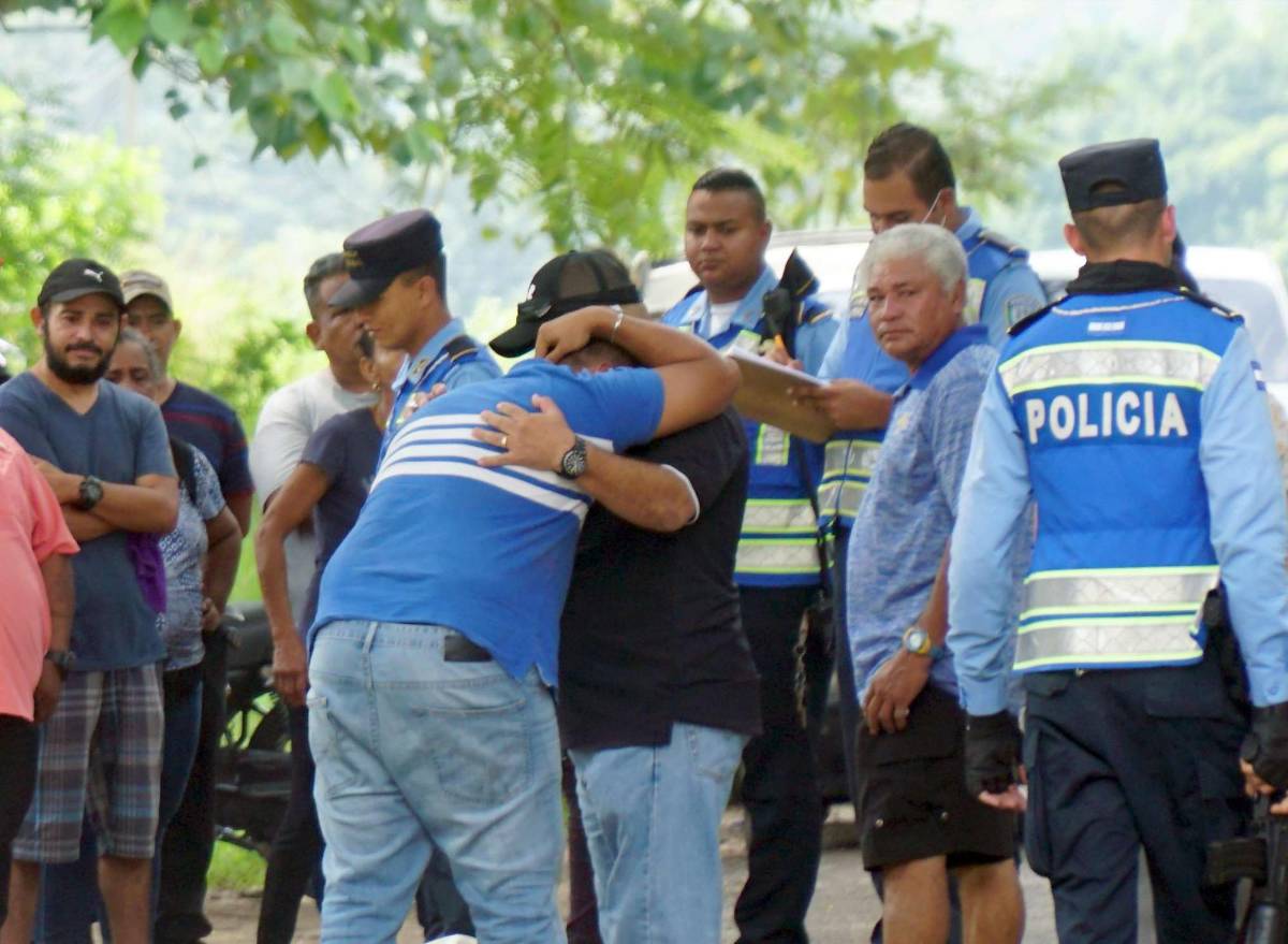 Los parientes llegaron al lugar del percance.