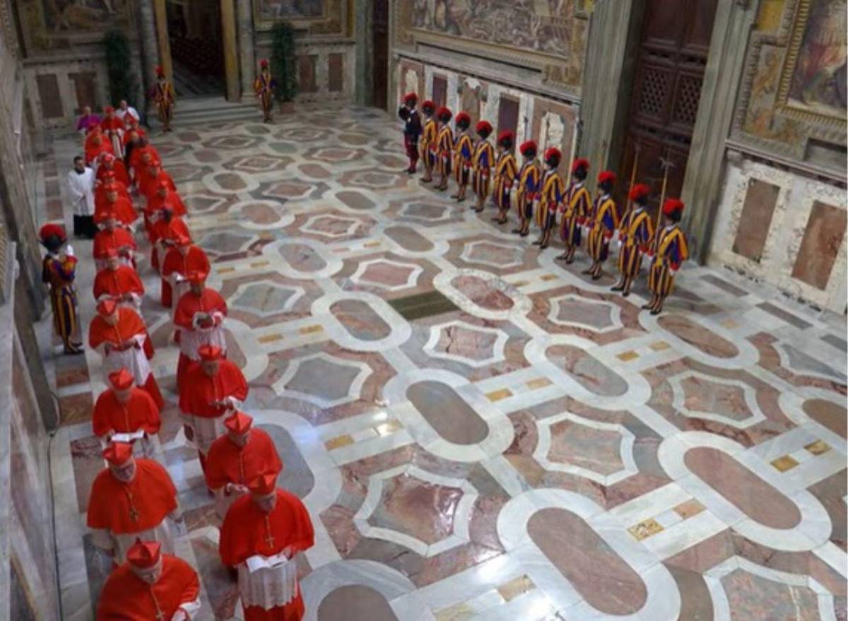Imágenes del solemne ingreso de los cardenales a la Capilla Sixtina para iniciar el cónclave