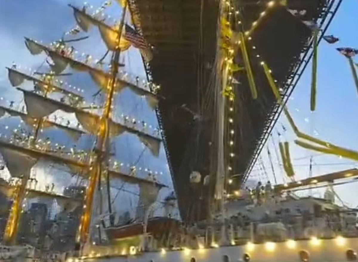 Escalofriantes imágenes del choque de buque mexicano contra el puente de Brooklyn