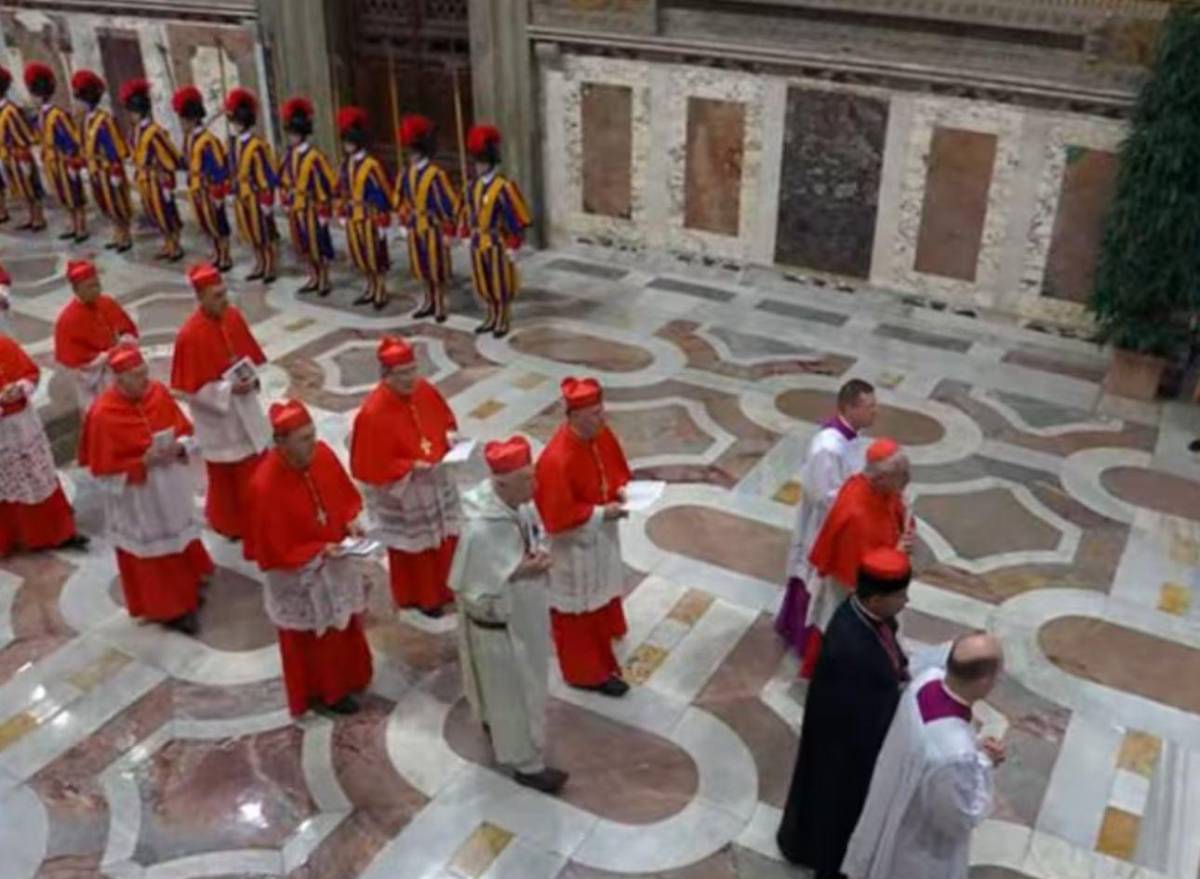Imágenes del solemne ingreso de los cardenales a la Capilla Sixtina para iniciar el cónclave