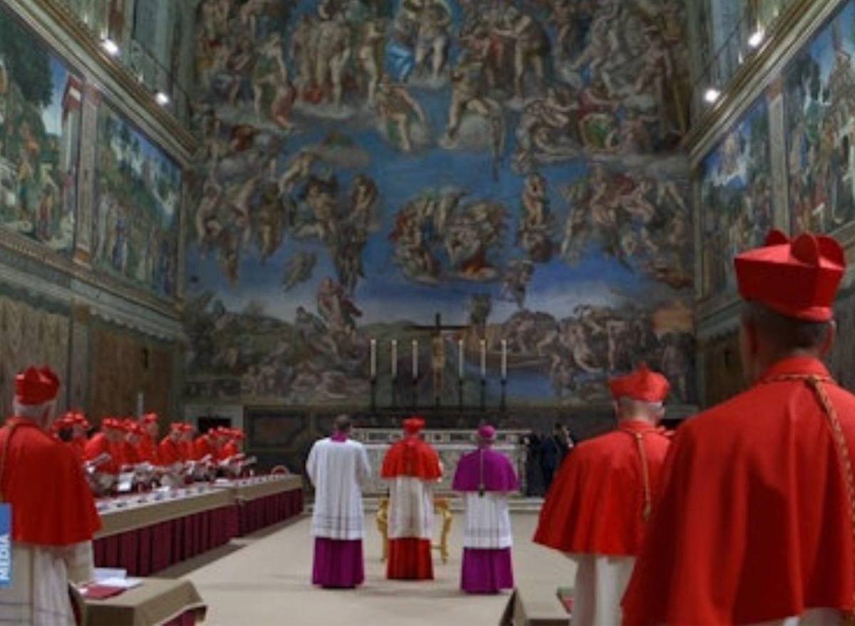 Imágenes del solemne ingreso de los cardenales a la Capilla Sixtina para iniciar el cónclave