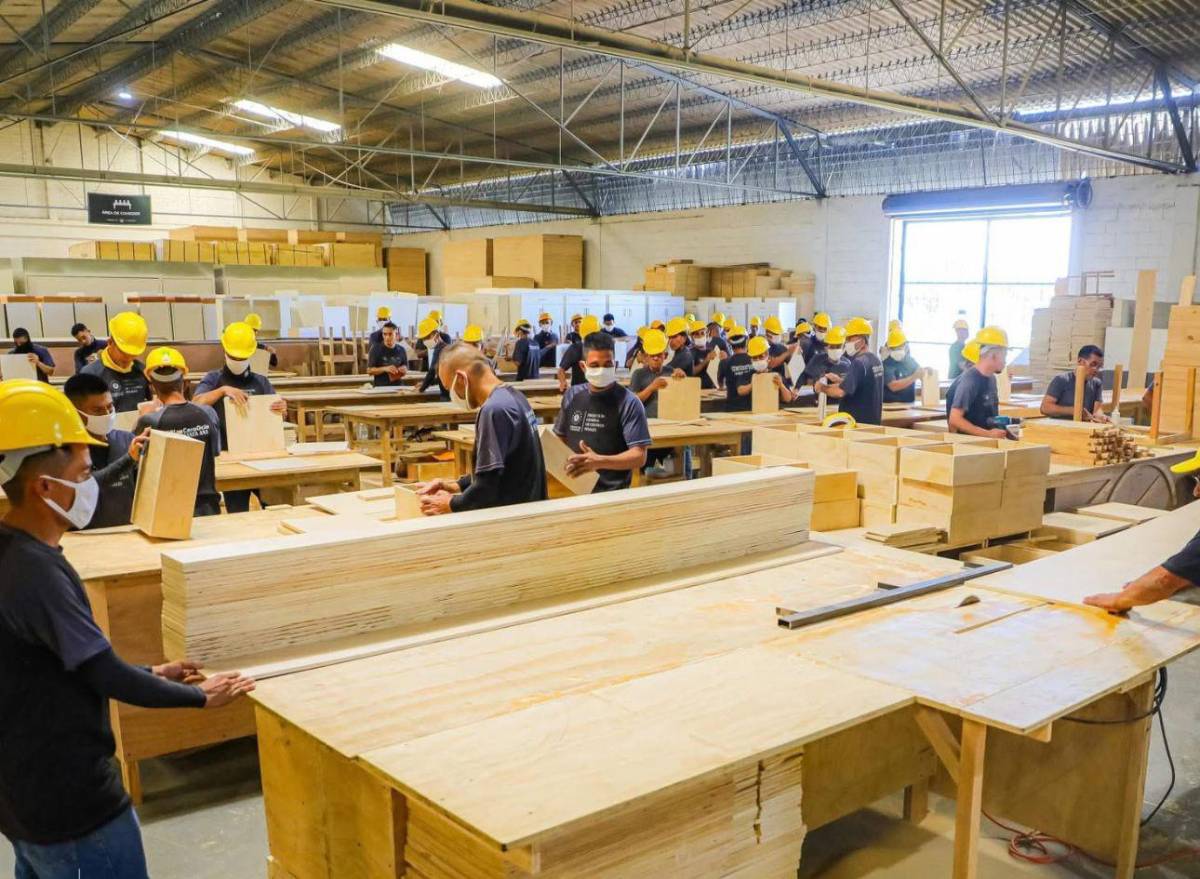 Bukele lanza plan 'Dos escuelas por día', inaugurando primeros edificios