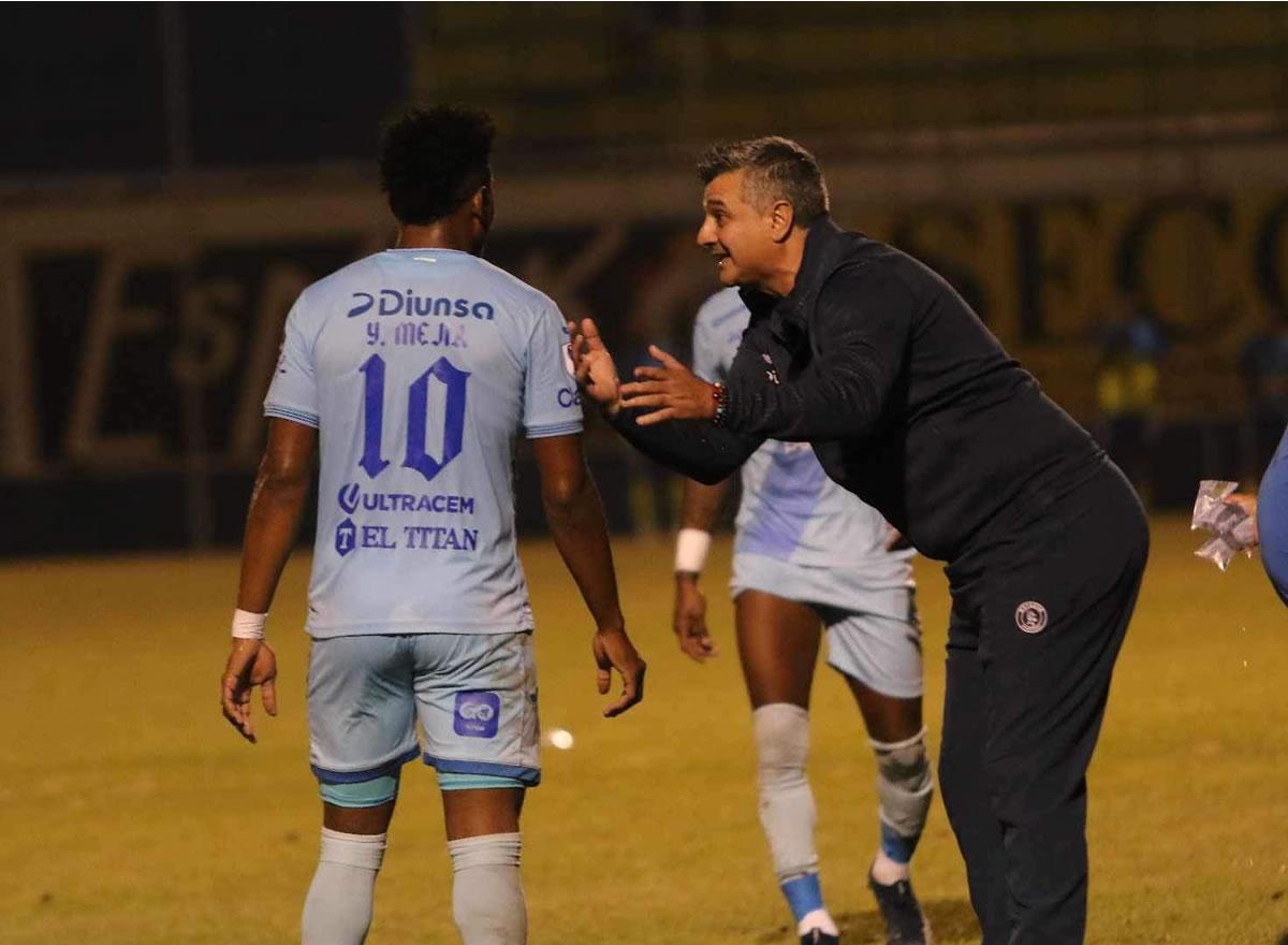 Diego Vázquez dando indicaciones a Yeison Mejía durante el juego en Olancho.
