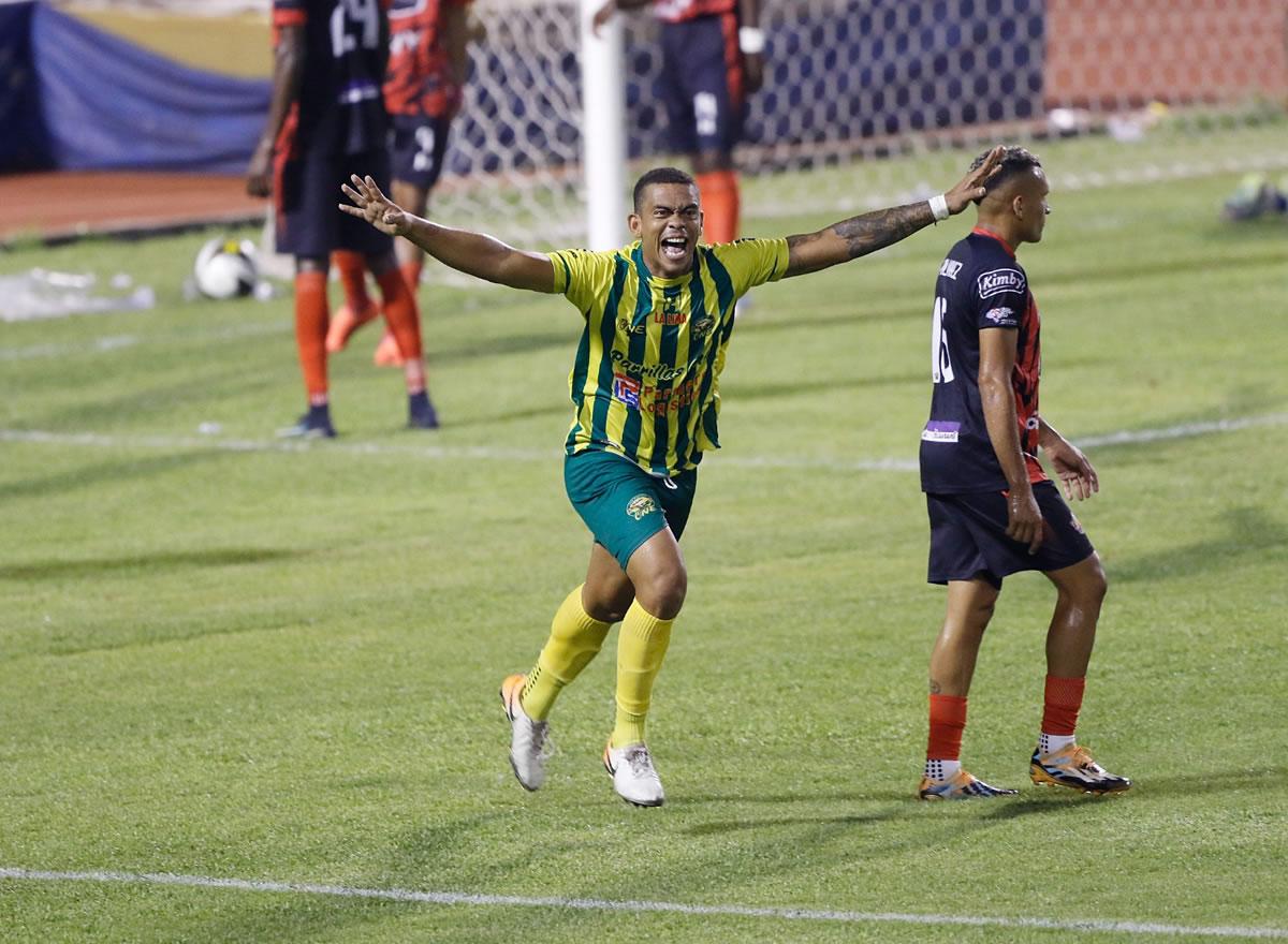 El colombino Luis Castro celebrando el gol del triunfo de Parrillas One ante Lone FC.