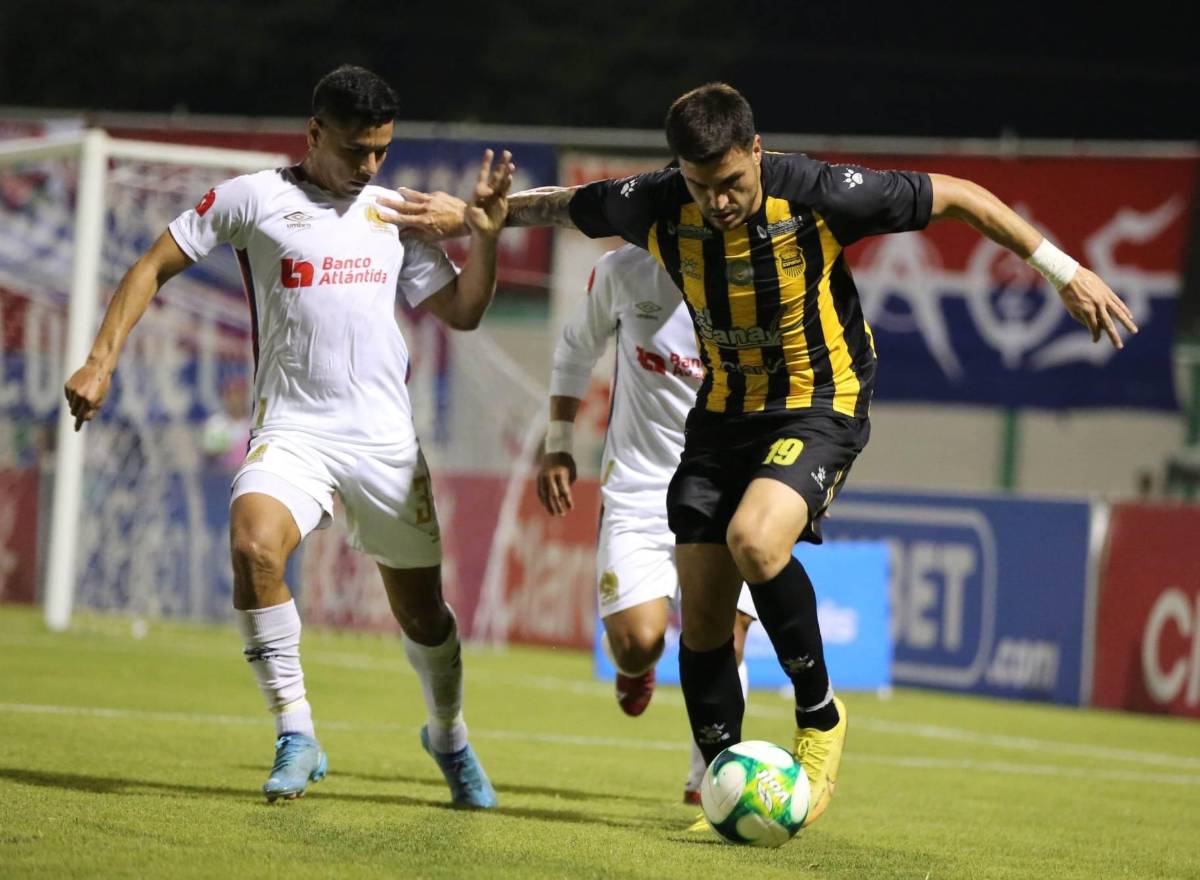 Ramiro Rocca en la disputa de la pelota con el defensor Juan Pablo Montes.