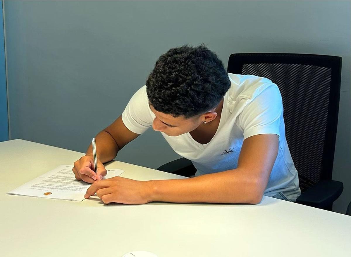 Yahir Antúnez firmando el documento que lo vincula con el Mallorca B.