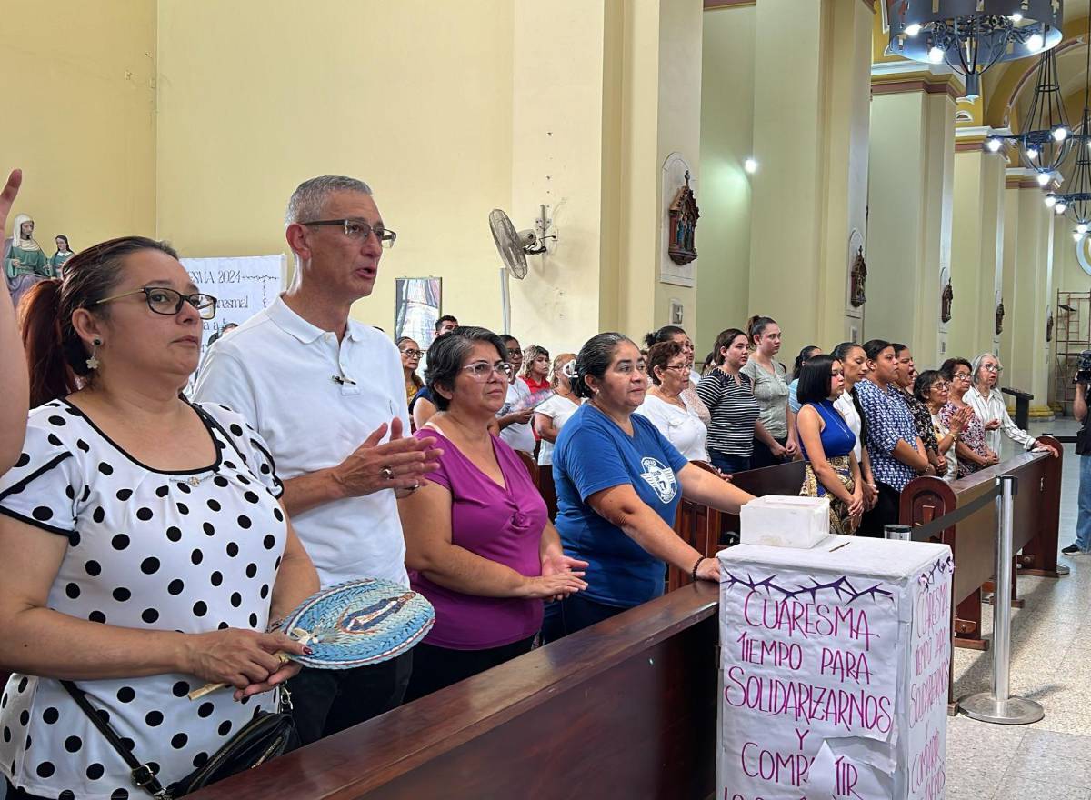 La misa inició como cada Miércoles Santo a las 10:00 am.