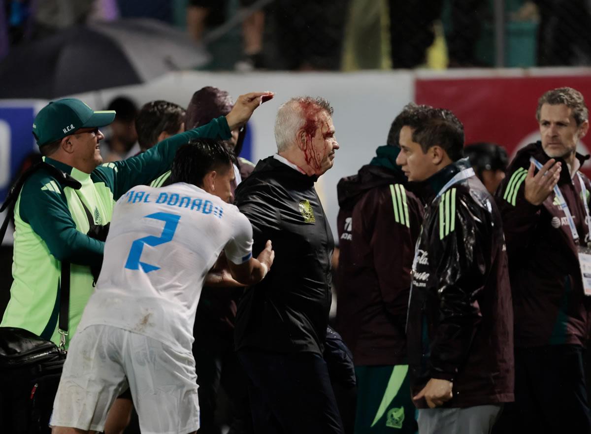 Denil Maldonado, capitán de Honduras ante México, le pidió disculpas al ‘Vasco’ Aguirre.