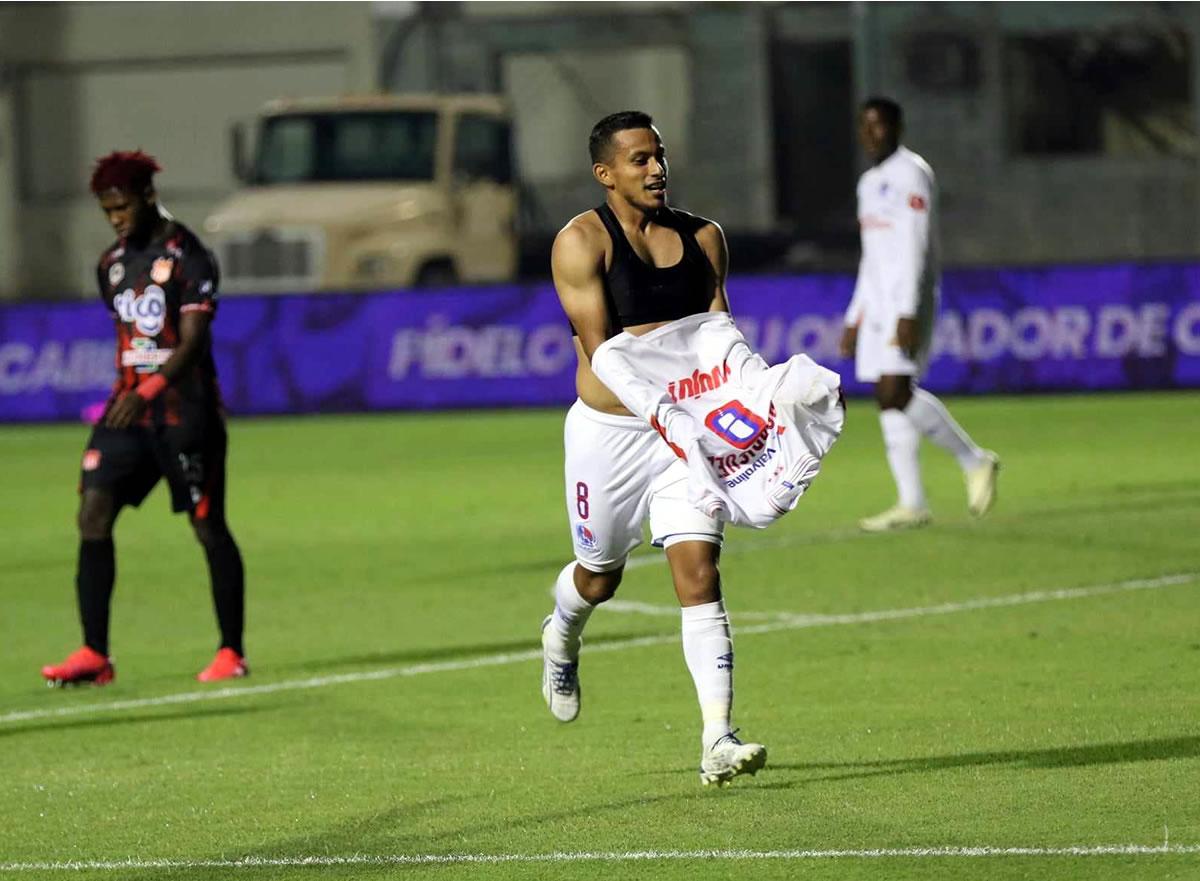 Edwin Rodríguez fue una de las figuras del partido. Festejó su doblete quitándose la camiseta.