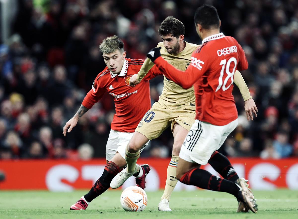 Casemiro y Lisandro Martínez marcando a Sergi Roberto.