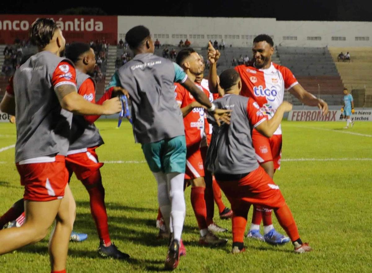 El defensa del Vida, Hilder Colón, adelantó a los rojos con un gol tempranero.