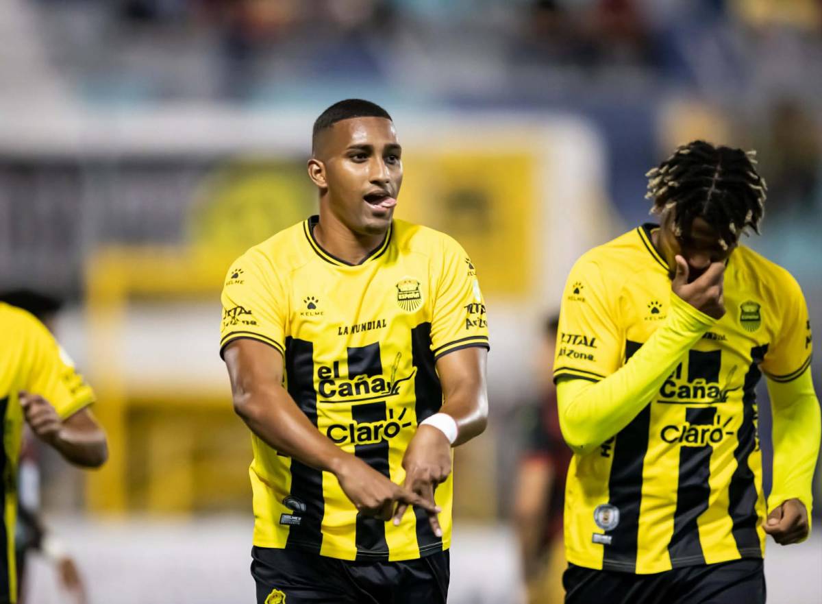 Futbolista sorprende a su bella novia, beso, fiesta del Real España y susto