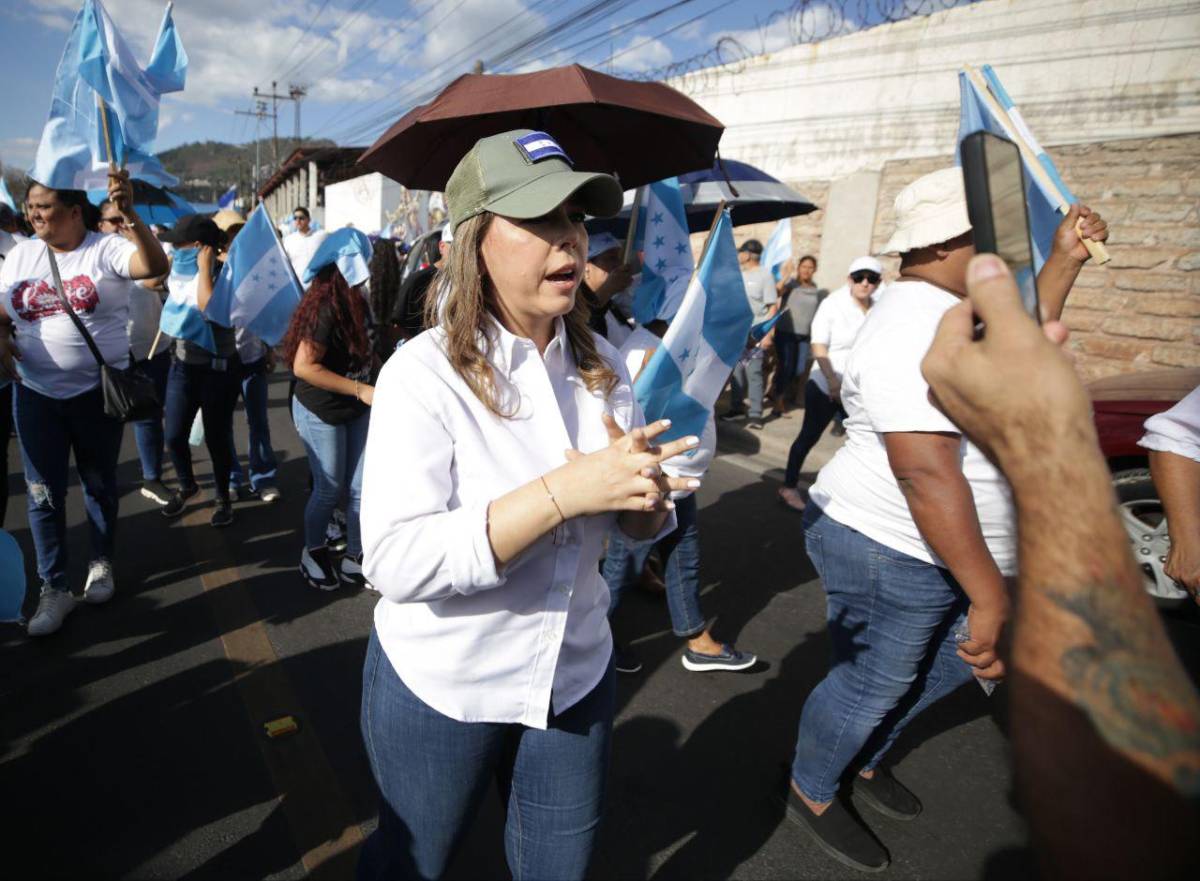 “Los creadores del caos”: las imágenes de la manifestación frente al CNE