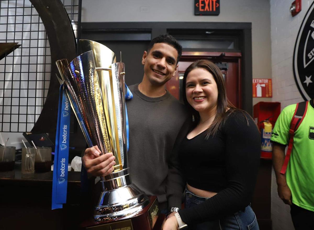 Carlos Pineda junto a su novia Daniela Hernández.
