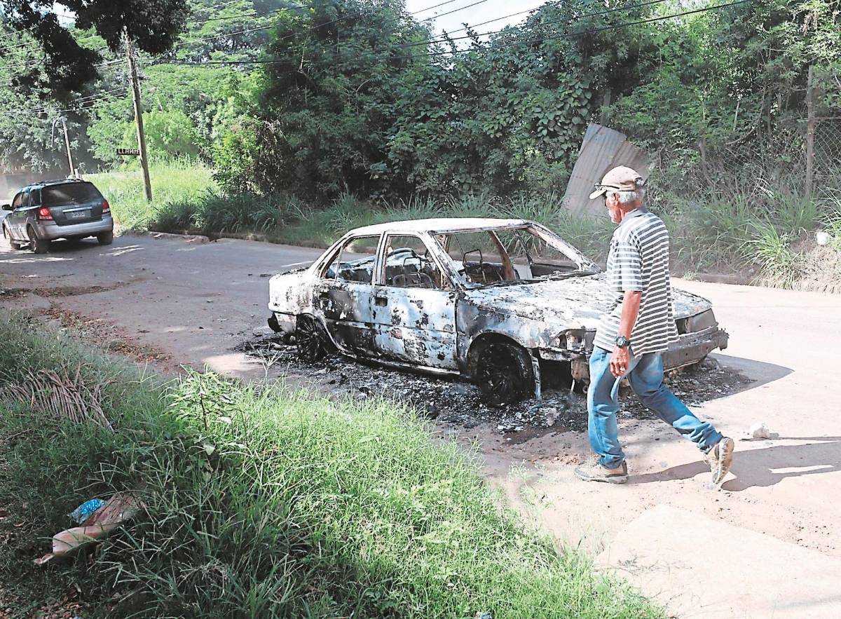 Quemado hallan taxi en una calle a zona capitalina
