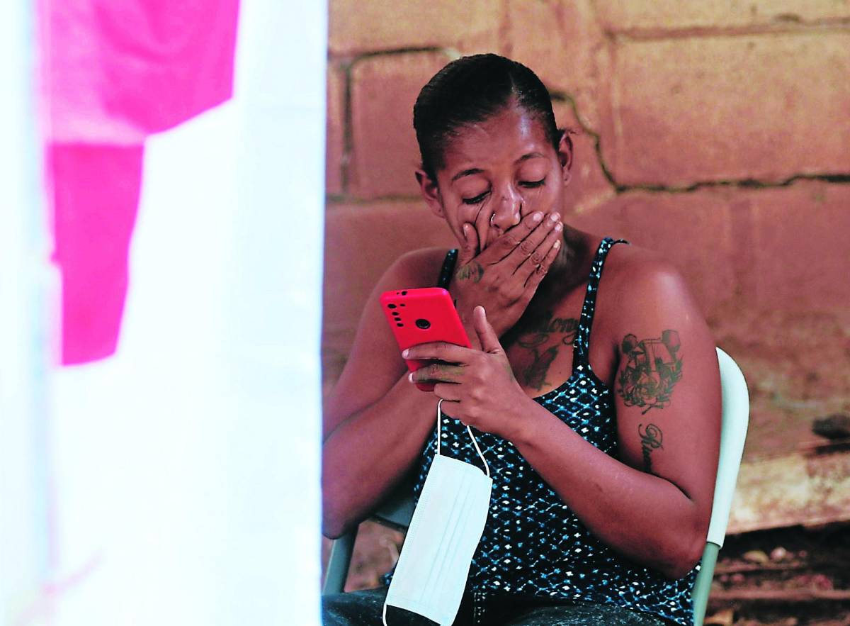 Los familiares se mantienen en los portones de emergencia del Hospital Escuela. También están a la espera de que les brinden información de cómo están sus parientes.