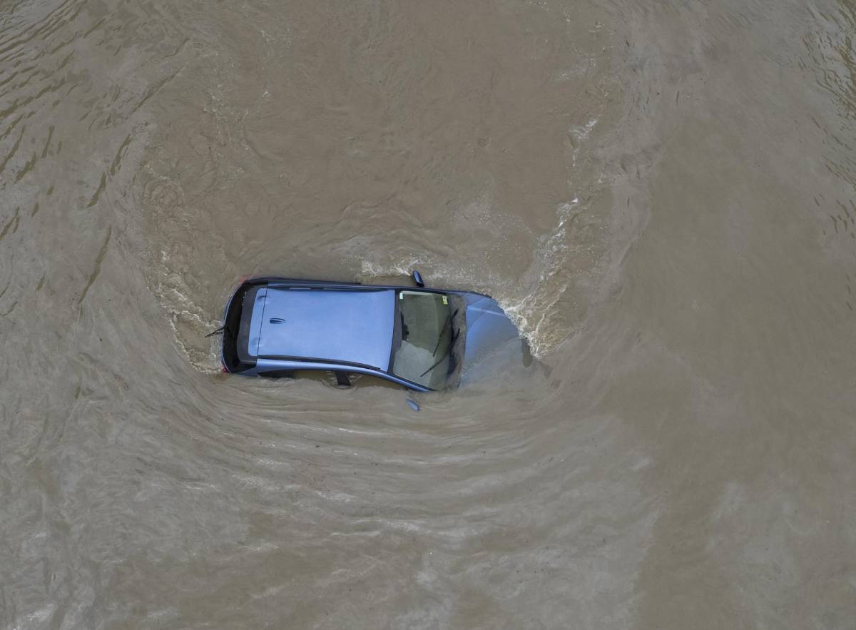 Las <b>inundaciones </b>se produjeron el sábado por la tarde y arrastraron a tres coches que estaban circulando.