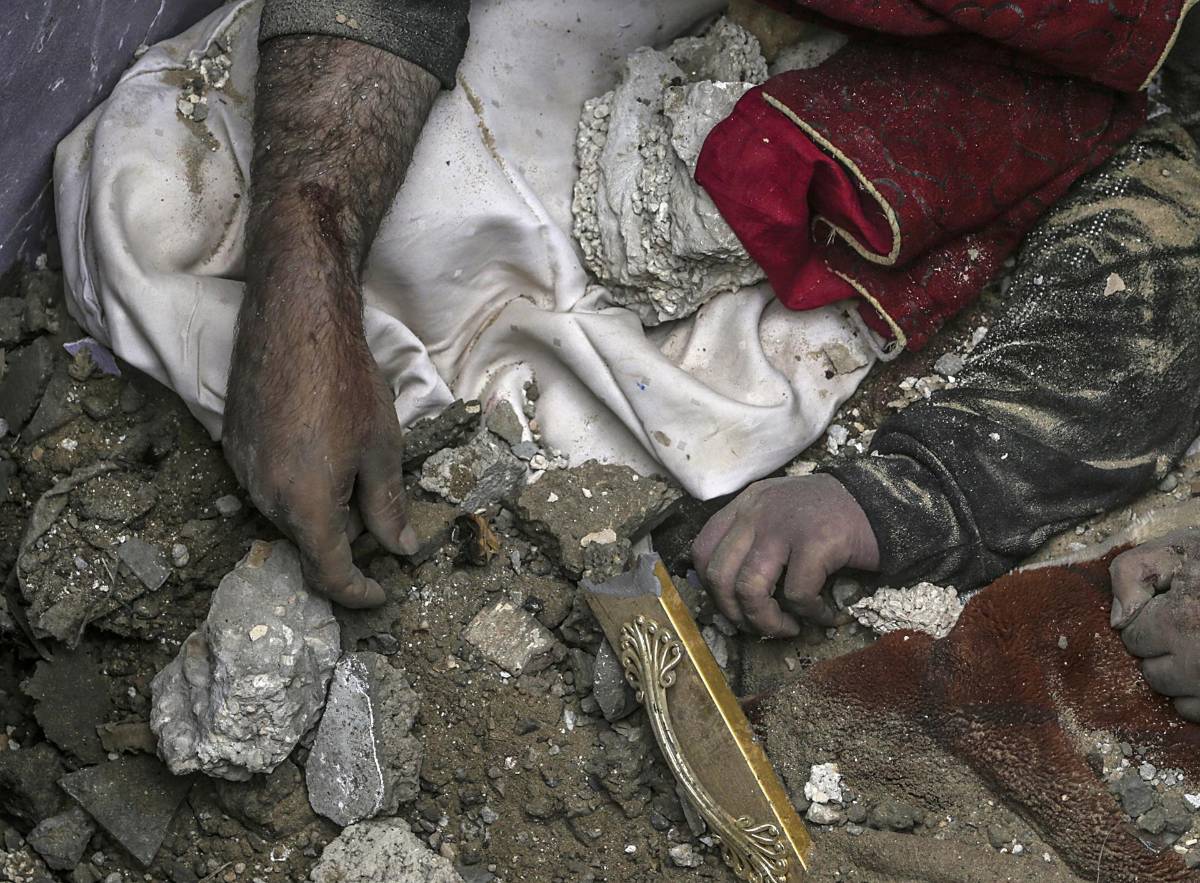 Las manos de dos víctimas sobresalen de entre los escombros de una casa, después de que al menos 20 palestinos murieran este viernes, entre ellos seis niños.