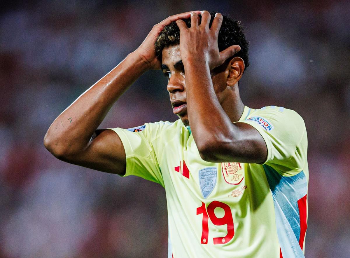 Lamine Yamal se lamenta de una ocasión fallada contra Serbia.