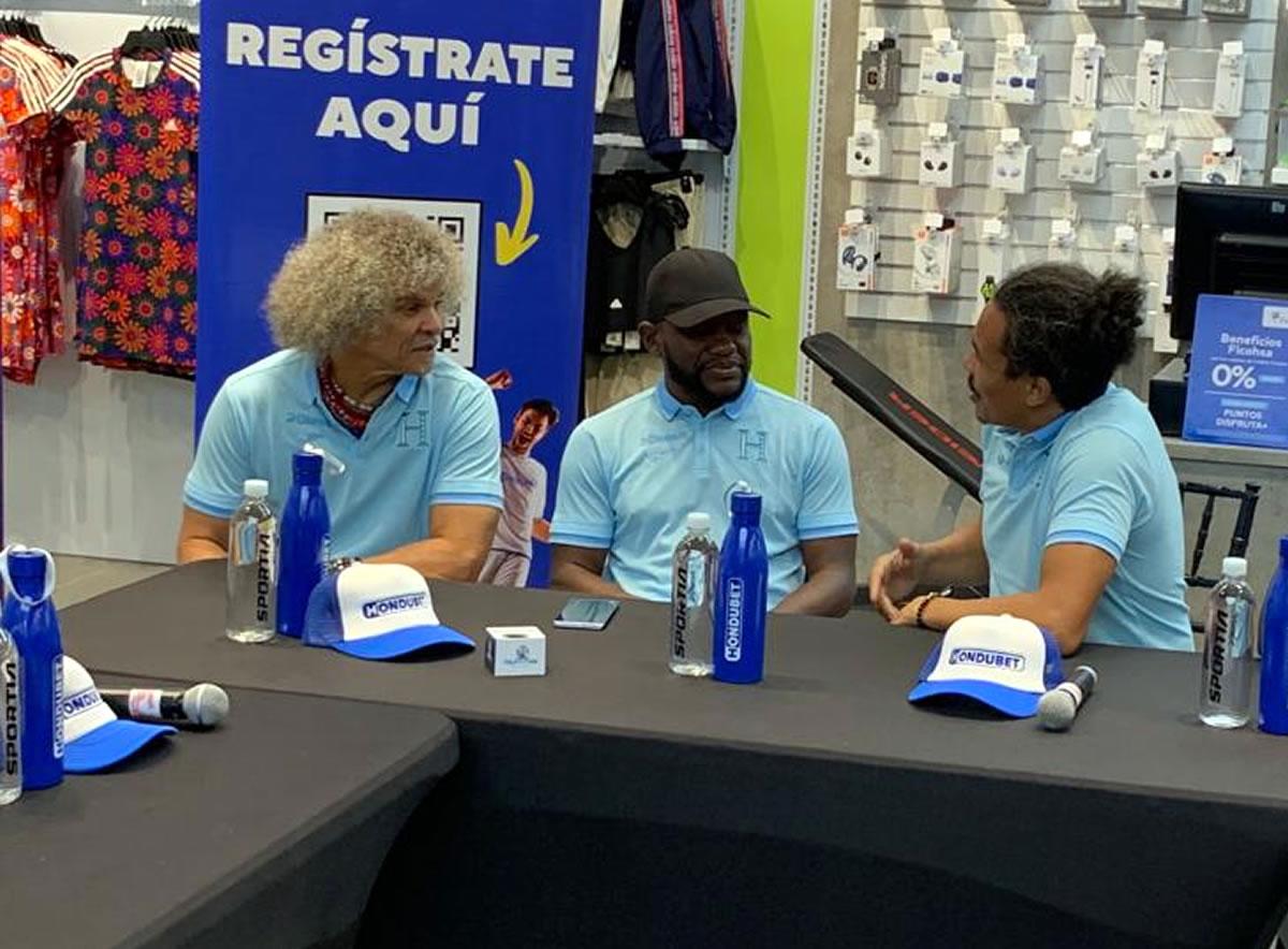‘El Pibe‘ Valderrama y ‘Rambo‘ de León charlando durante el evento, con ‘Tyston‘ Núñez en medio.