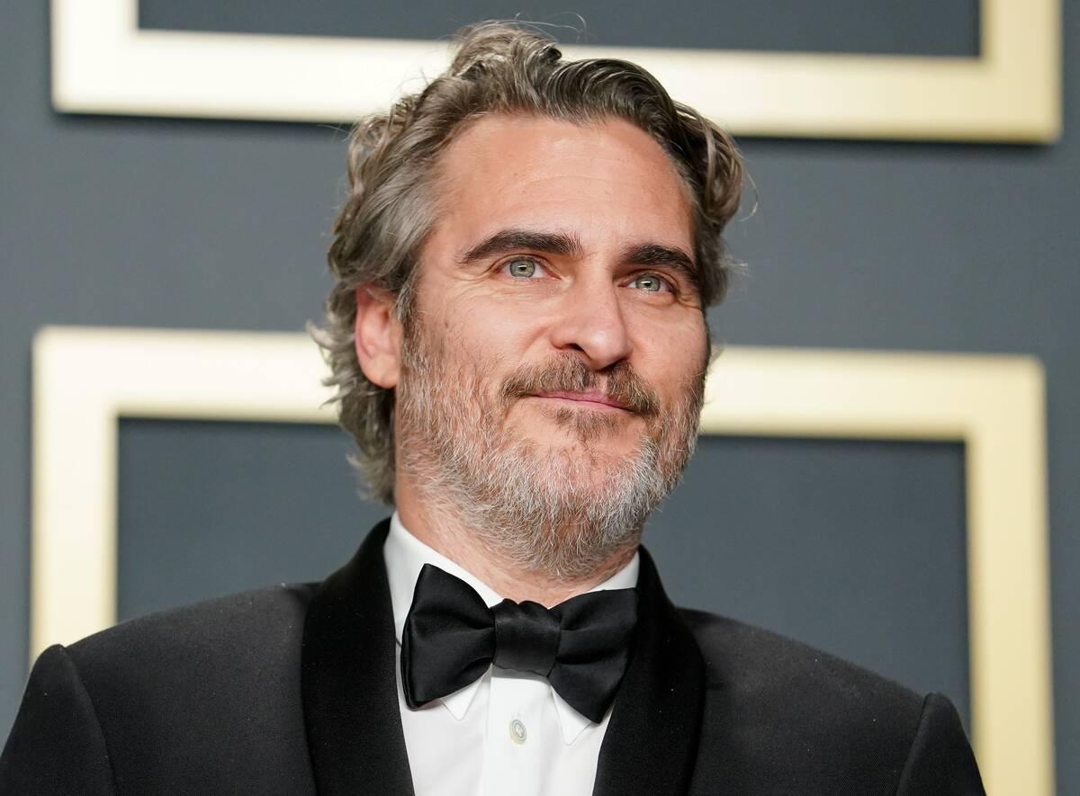 Joaquín Phoenix asiste a concierto de Peso Pluma