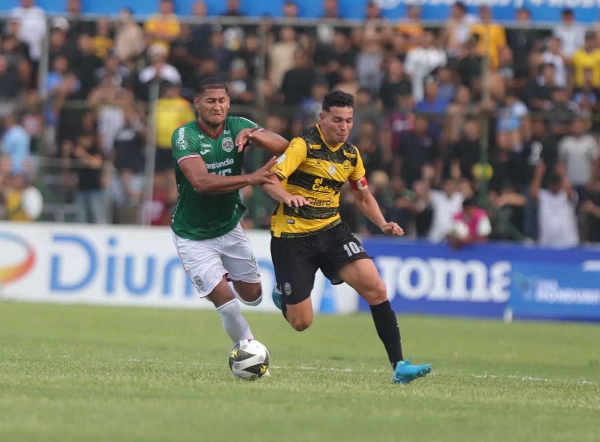 Javier Rivera siguiendo a Jhow Benavídez.