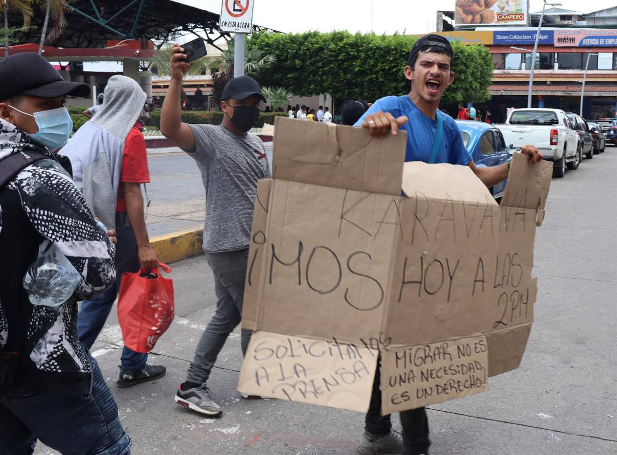 Grupos de migrantes centroamericanos convocan a una nueva caravana este domingo, en la ciudad de Tapachula en Chiapas (México). EFE/Juan Manuel Blanco