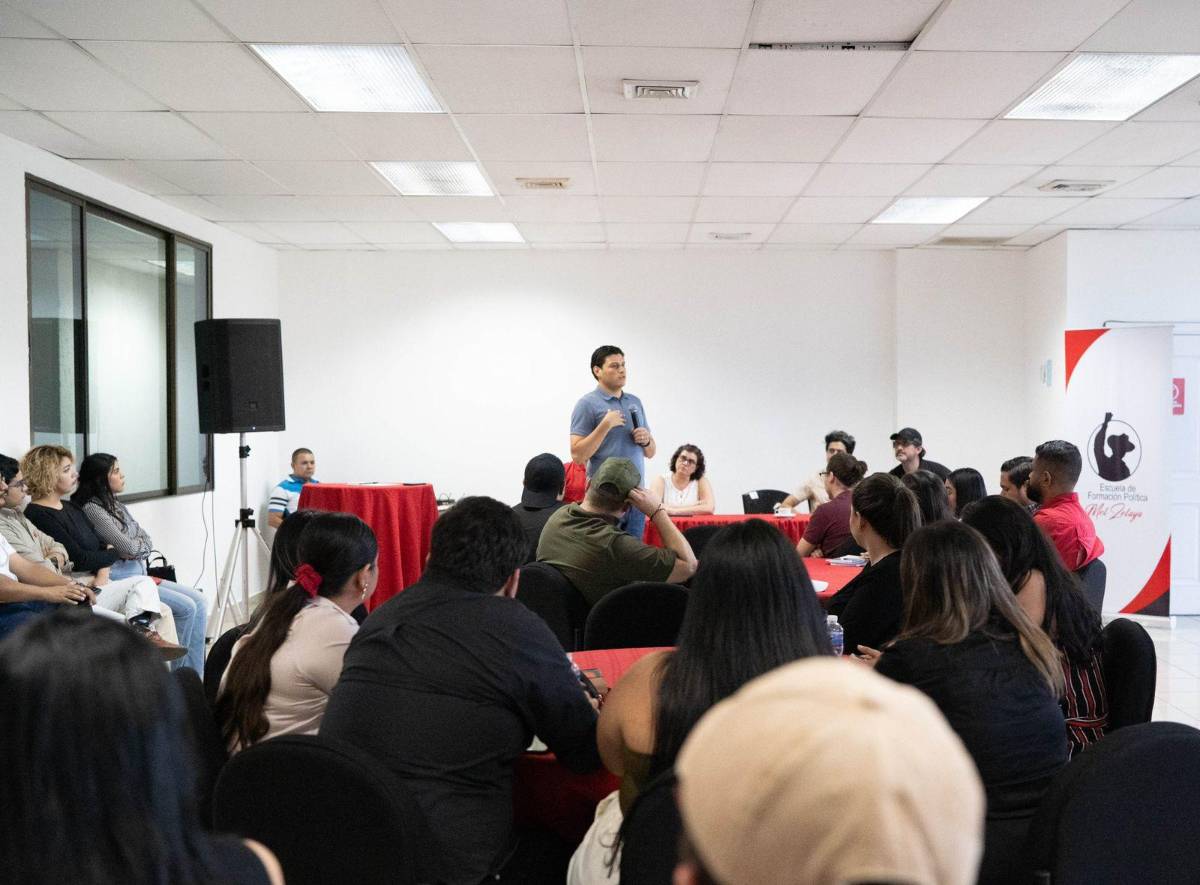 Marlon Ochoa, actual ministro de Finanzas, es uno de los fundadores de la escuela de formación política para jóvenes afiliados a Libre.