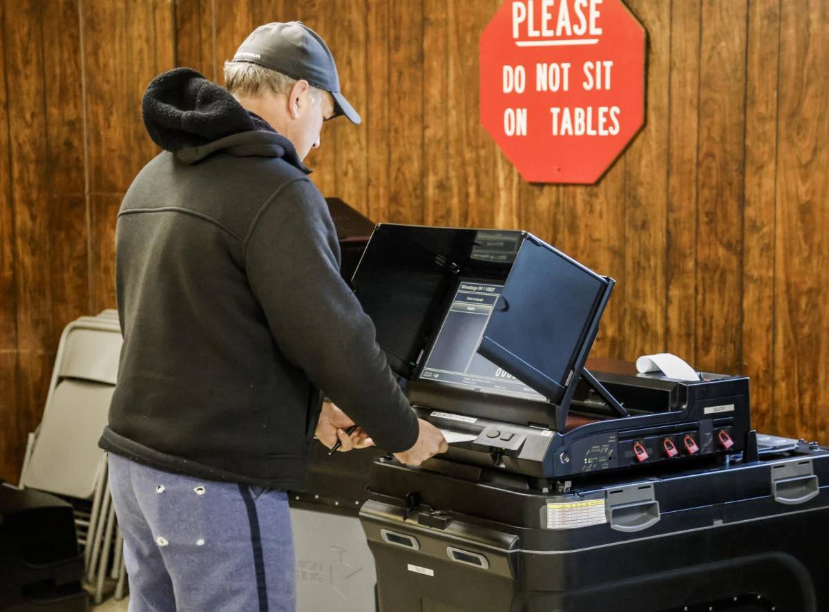 Fallos con máquinas de voto y papeletas por correo en zonas de EEUU