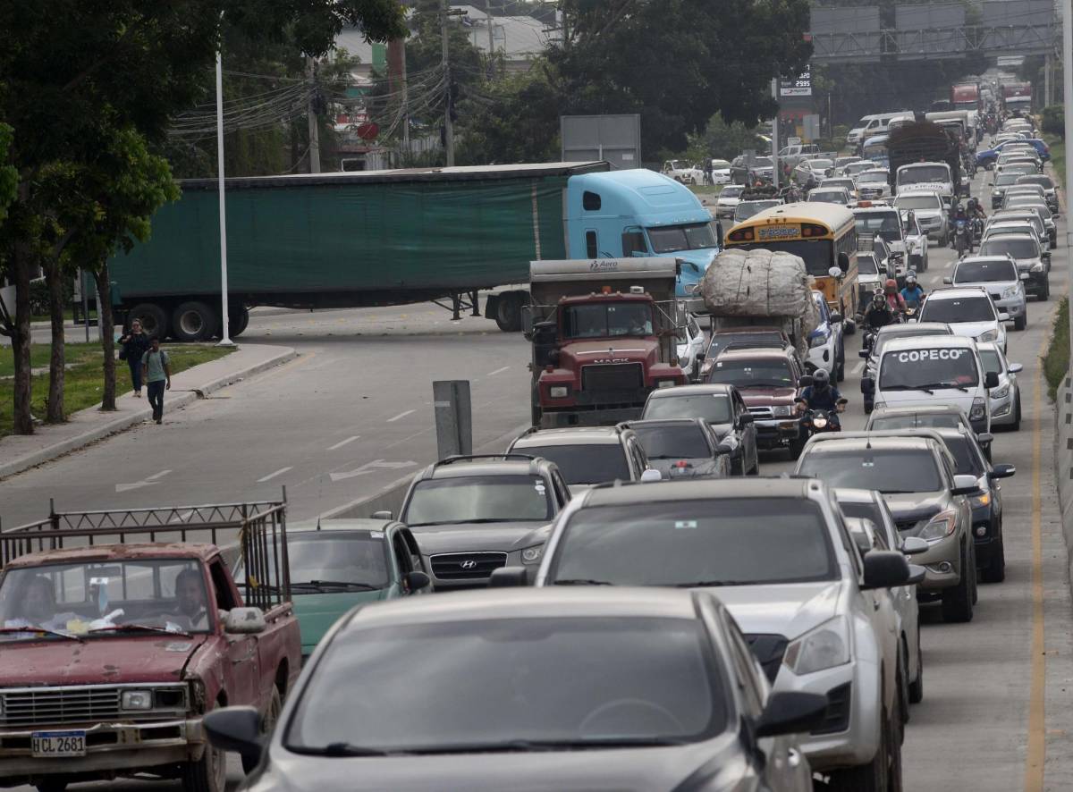 Del acceso de la Felipe Zelaya sale un camión que busca cómo ingresar a la extensa fila de vehículos que va hacia el centro.